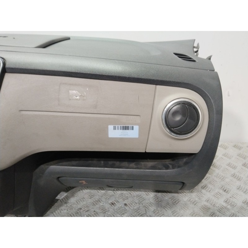 SALPICADERO 681005017R  - imagen 2