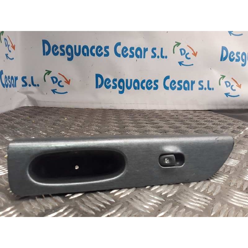 MANDO ELEVALUNAS DELANTERO DERECHO 7700417485 