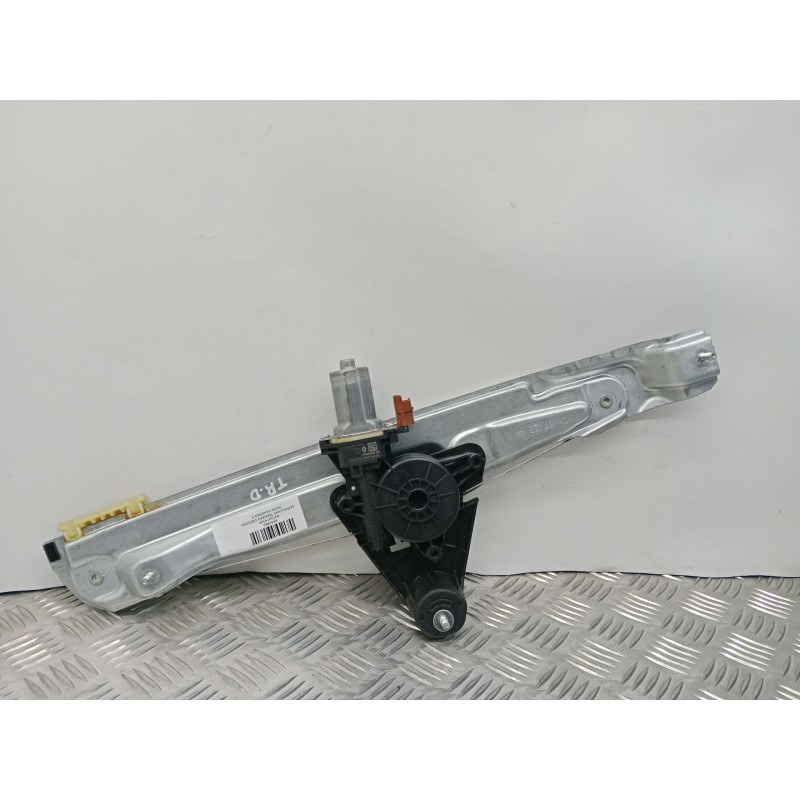 ELEVALUNAS TRASERO DERECHO 827201979R  - imagen 3