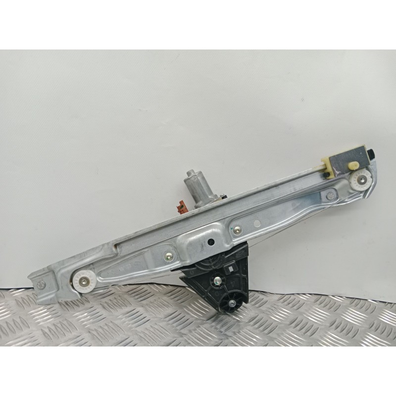 ELEVALUNAS TRASERO DERECHO 827201979R  - imagen 4