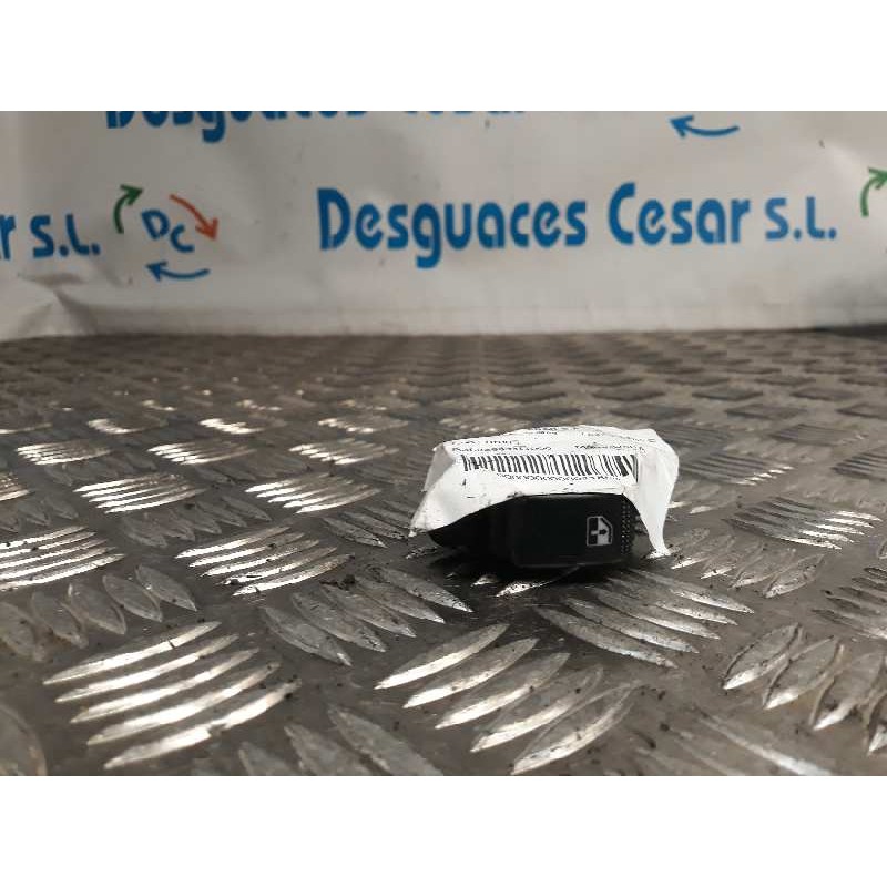 MANDO ELEVALUNAS DELANTERO DERECHO 935811G000 