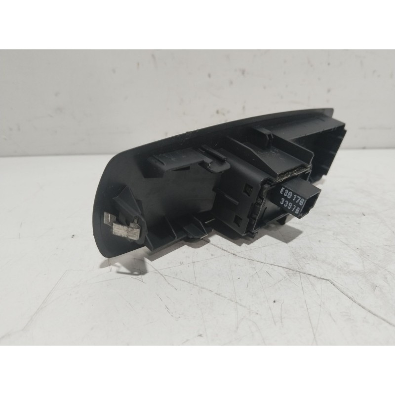 MANDO ELEVALUNAS DELANTERO DERECHO 809600004R  - imagen 3