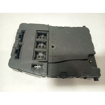 CAJA RELES / FUSIBLES 8200606831 