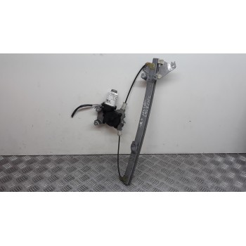 ELEVALUNAS TRASERO DERECHO 82700AV610 