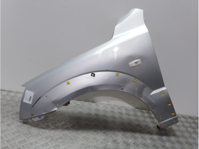 Recambio de aleta delantera izquierda para kia sorento 2.5 crdi active referencia OEM IAM 663113E141 PLATA 