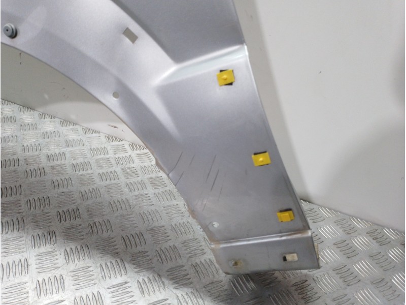 Recambio de aleta delantera izquierda para kia sorento 2.5 crdi active referencia OEM IAM 663113E141 PLATA 