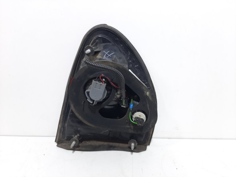 Recambio de piloto porton trasero derecho para chevrolet alero 2.4 ltr piel referencia OEM IAM 22642088  