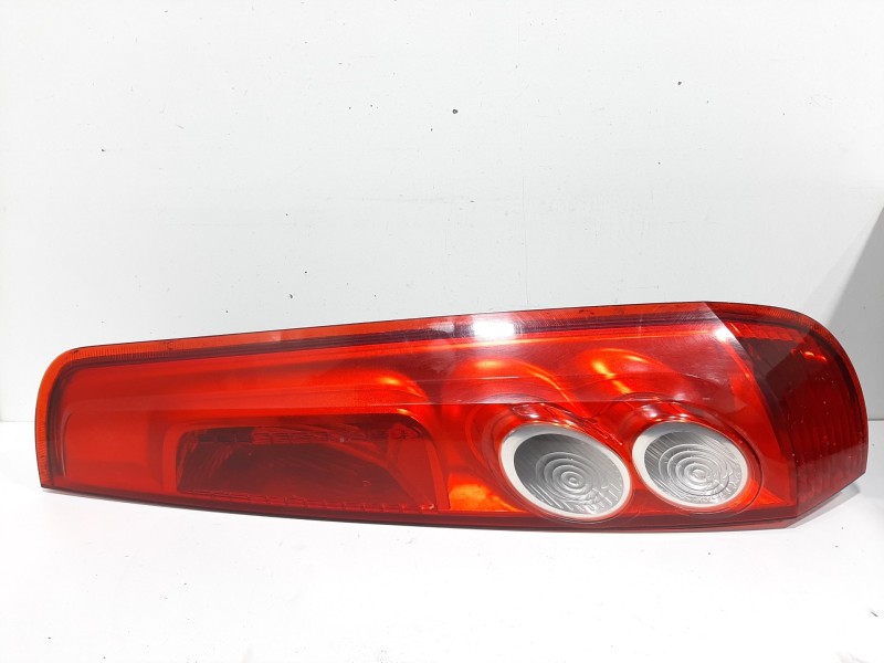 Recambio de piloto trasero derecho para ford fiesta (cbk) ambiente referencia OEM IAM 1324561  