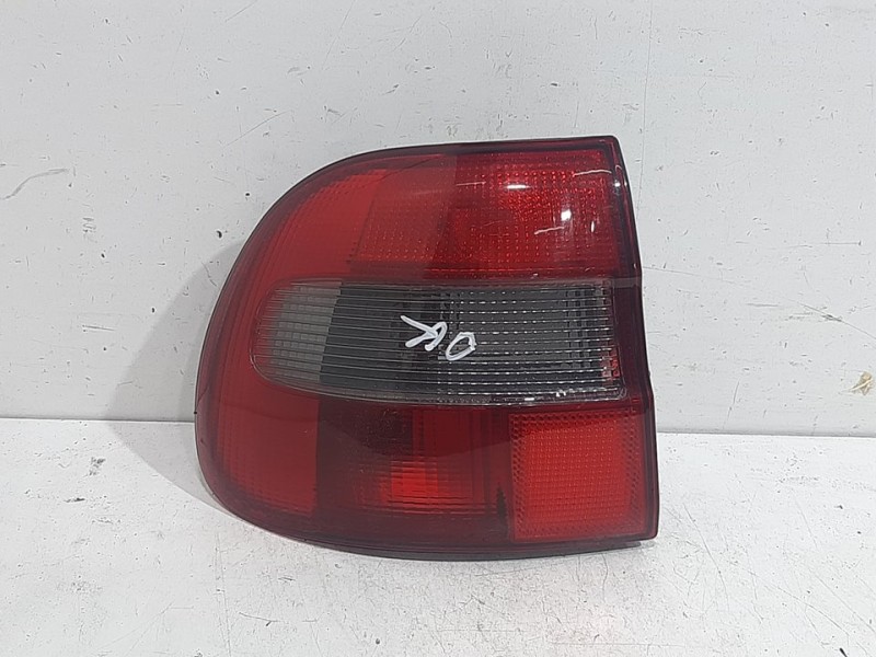 Recambio de piloto trasero izquierdo para volvo v40 familiar 1.9 d referencia OEM IAM   