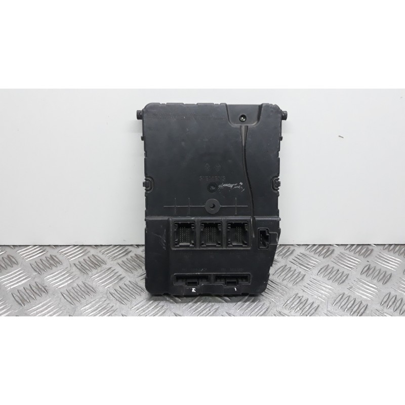 Recambio de caja reles / fusibles para renault scenic ii confort authentique referencia OEM IAM 8200306434  