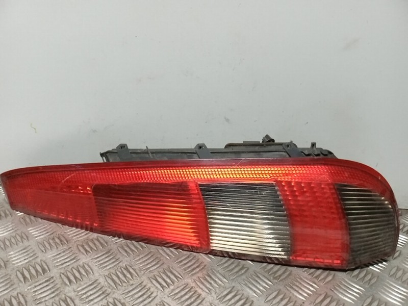 Recambio de piloto trasero derecho para ford fiesta (cbk) ghia referencia OEM IAM 1324563  