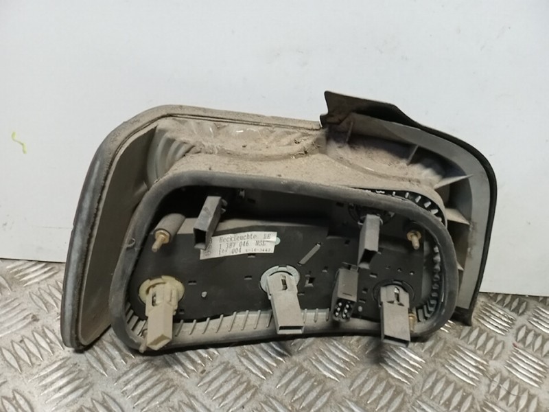 Recambio de piloto trasero derecho para bmw serie 3 berlina (e36) 320i referencia OEM IAM    Recambio de piloto trasero derecho para bmw serie 3 berlina (e36) 320i referencia OEM IAM