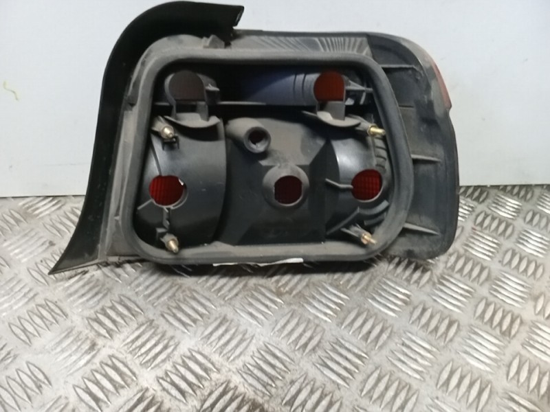 Recambio de piloto trasero izquierdo para bmw serie 3 berlina (e36) 318tds referencia OEM IAM 63211387361  