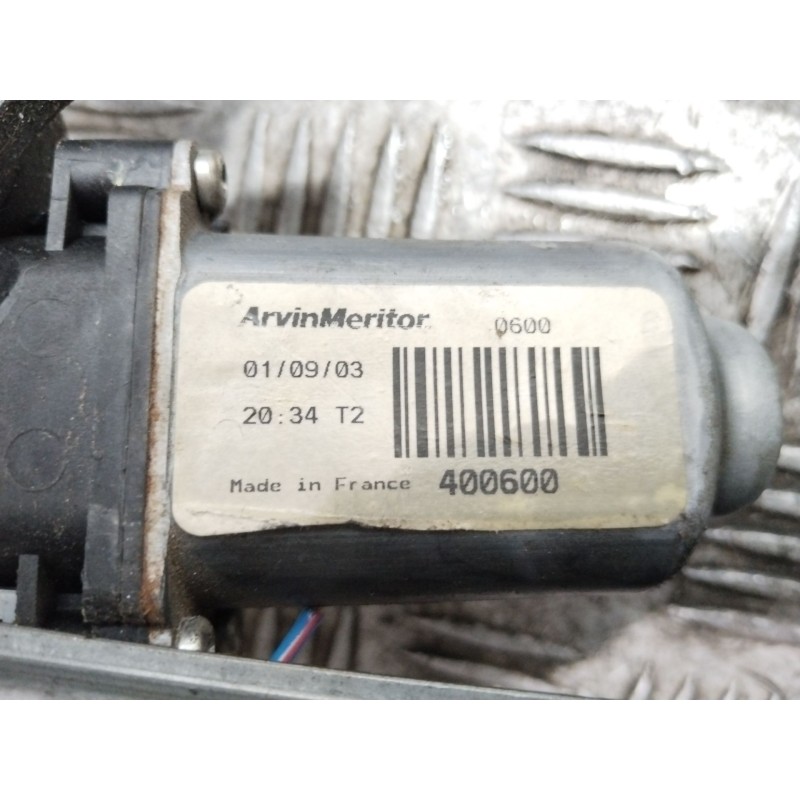 ELEVALUNAS TRASERO DERECHO 82700AV610  - imagen 4