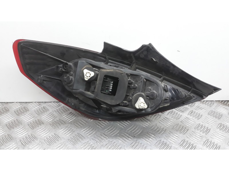Recambio de piloto trasero derecho para opel corsa d catch me referencia OEM IAM 13242812  