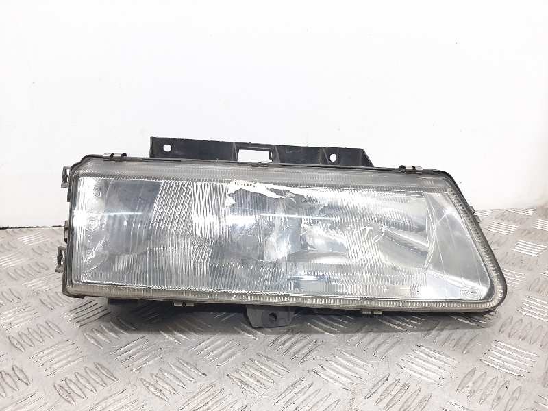 Recambio de faro derecho para citroën xantia berlina 1.6 sx referencia OEM IAM 6205R9  