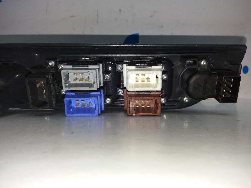 Recambio de mando elevalunas delantero izquierdo para renault laguna (b56) 1.8 16v rt referencia OEM IAM    Recambio de mando elevalunas delantero izquierdo para renault laguna (b56) 1.8 16v rt referencia OEM IAM