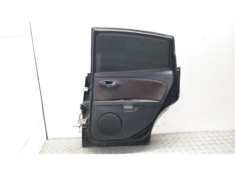 Recambio de puerta trasera derecha para seat leon (1p1) reference referencia OEM IAM 1P0833056 NEGRO 
