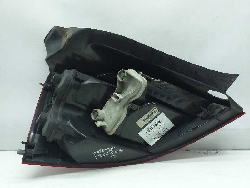 Recambio de piloto trasero derecho para renault megane ii berlina 5p confort dynamique referencia OEM IAM 8200073237  