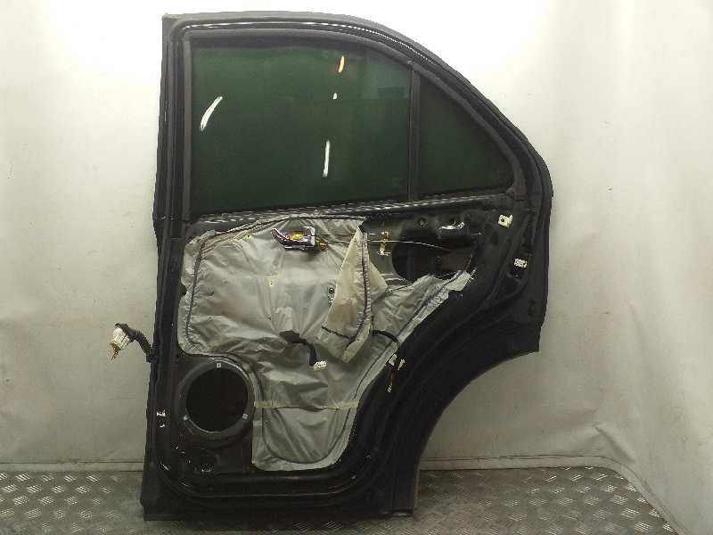 Recambio de puerta trasera derecha para kia sorento 2.5 crdi concept referencia OEM IAM 770043E100 NEGRO 