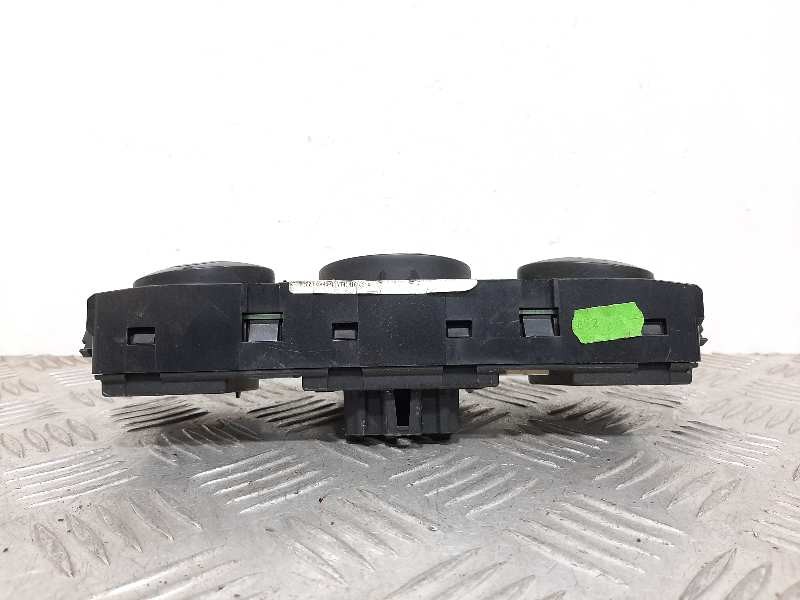 Recambio de mando calefaccion / aire acondicionado para renault scenic ii grand confort expression referencia OEM IAM 7701208975