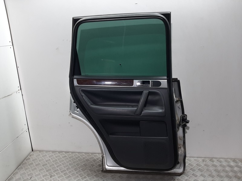 Recambio de puerta trasera izquierda para volkswagen touareg (7la) tdi r5 referencia OEM IAM  PLATA 