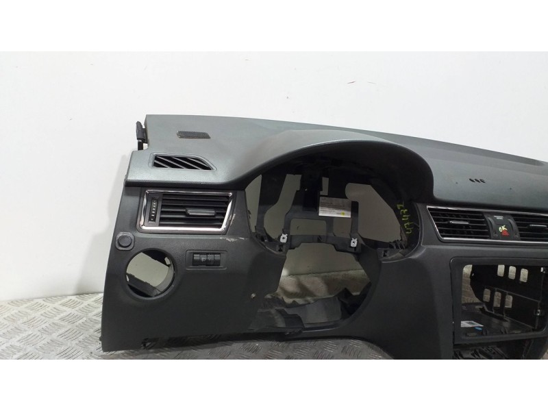 Recambio de salpicadero para skoda rapid active referencia OEM IAM 5JB857009F  
