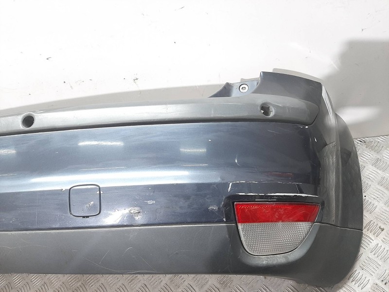 Recambio de paragolpes trasero para ford focus berlina (cap) trend referencia OEM IAM  GRIS 