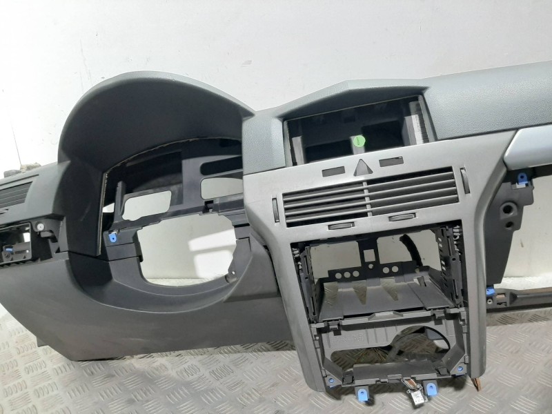 Recambio de salpicadero para opel astra gtc cosmo referencia OEM IAM   