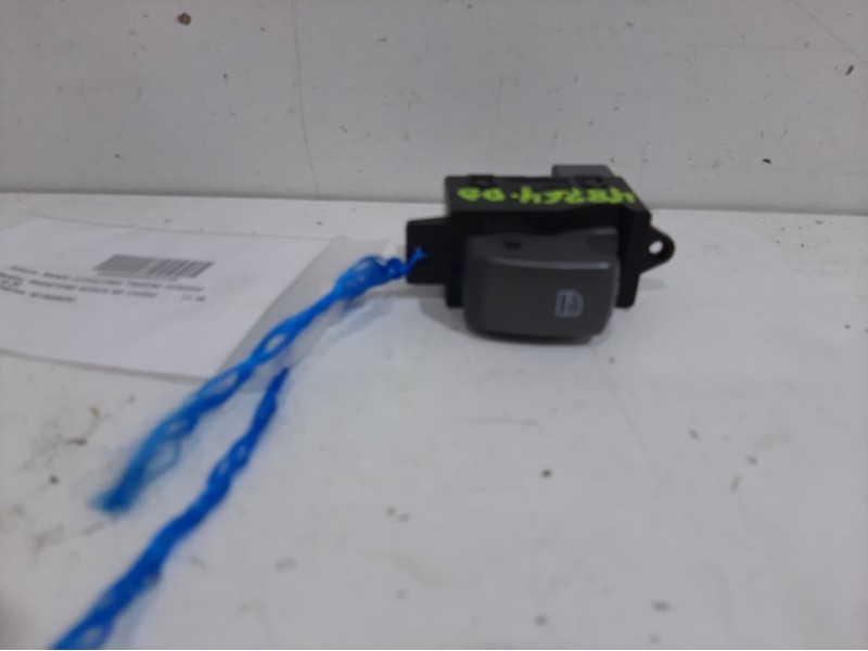 Recambio de mando elevalunas trasero derecho para ssangyong rodius xdi limited referencia OEM IAM 621W05450  