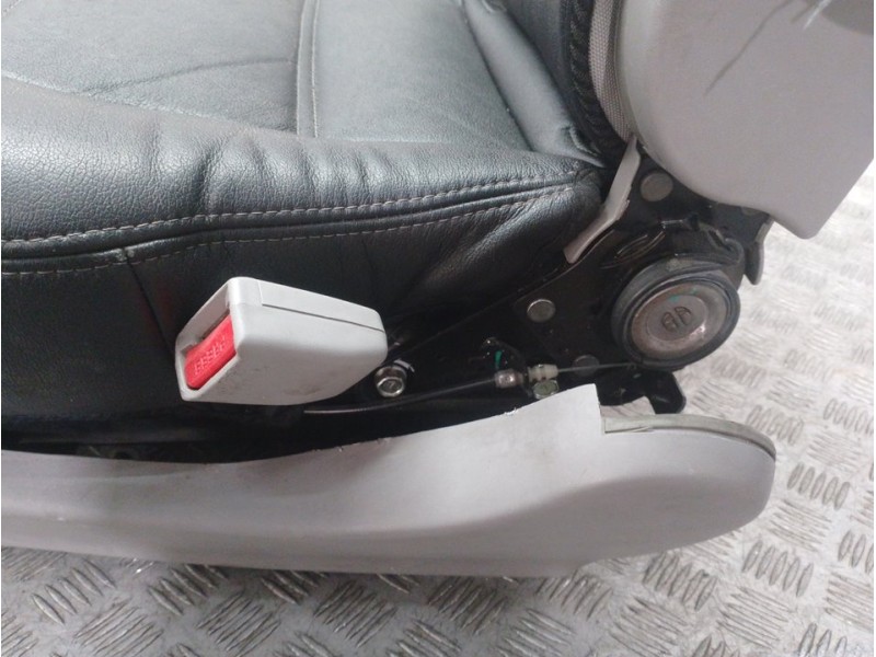 Recambio de asiento trasero derecho para ssangyong rodius xdi limited referencia OEM IAM   