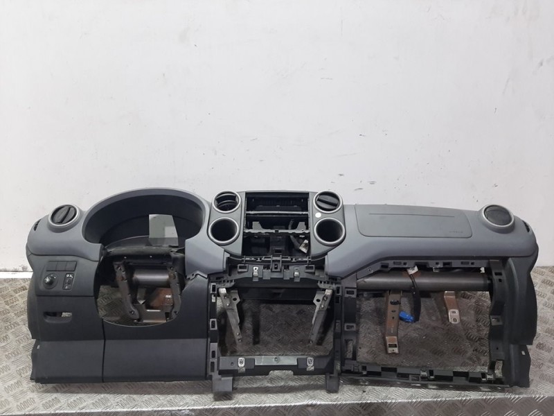 Recambio de salpicadero para citroën berlingo xtr 1,6 hdi 92 referencia OEM IAM 16139519ZD  