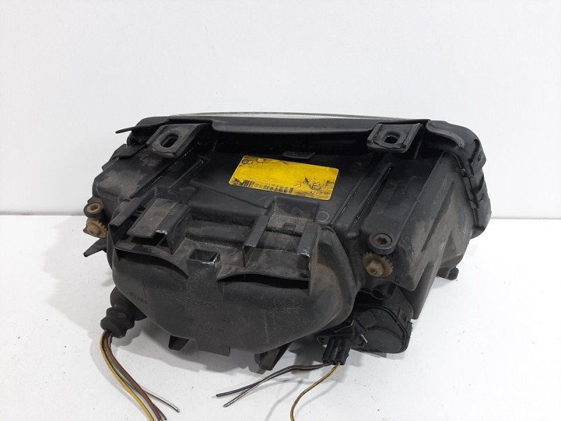 Recambio de faro derecho para audi a4 berlina (b5) 2.4 referencia OEM IAM   