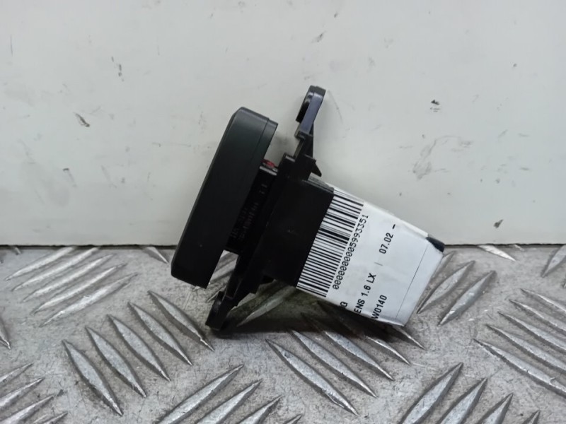 Recambio de warning para kia carens 1.6 lx referencia OEM IAM 864W0140  