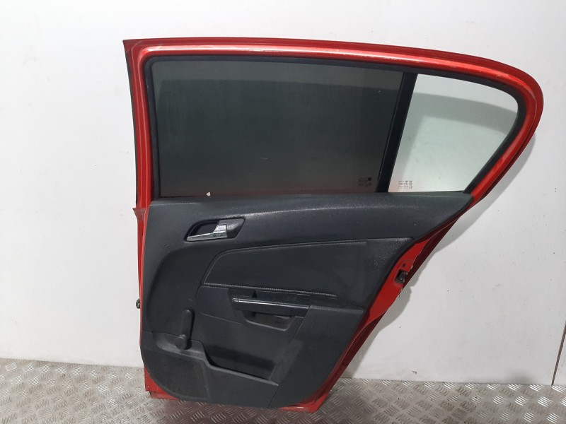 Recambio de puerta trasera derecha para opel astra h berlina cosmo referencia OEM IAM  ROJO 