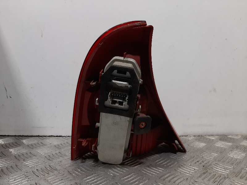 Recambio de piloto trasero derecho para renault clio ii fase ii (b/cb0) billabong referencia OEM IAM 8200917487  