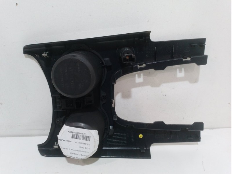 Recambio de portaequipajes para peugeot 3008 confort referencia OEM IAM 9685858777  