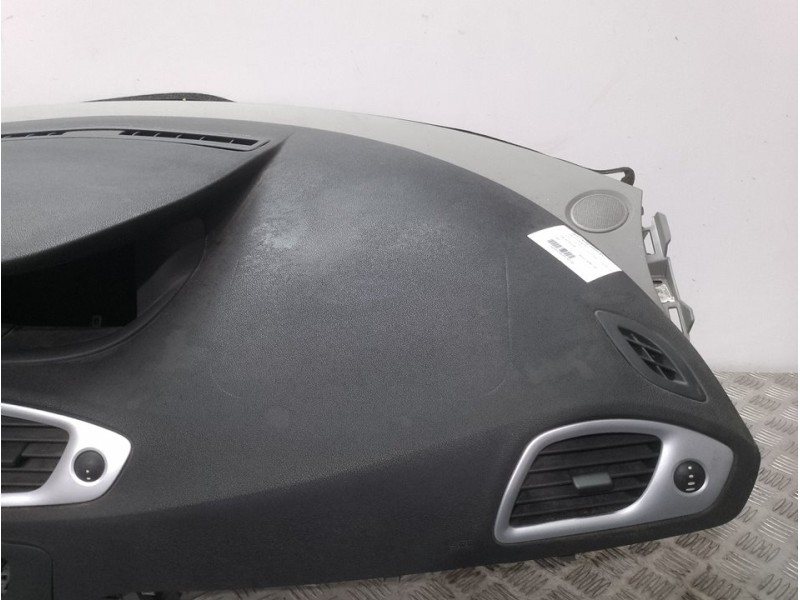 Recambio de salpicadero para renault scenic iii dynamique referencia OEM IAM 681000060R  