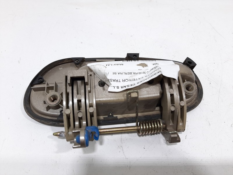 Recambio de maneta exterior trasera derecha para daewoo nubira berlina se referencia OEM IAM  ORO 