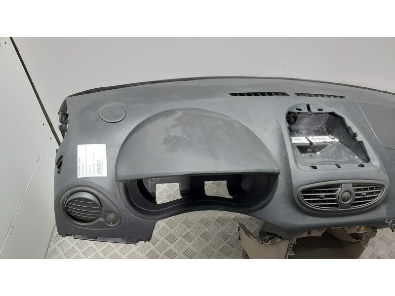 Recambio de salpicadero para renault clio iii confort dynamique referencia OEM IAM 8200884288  