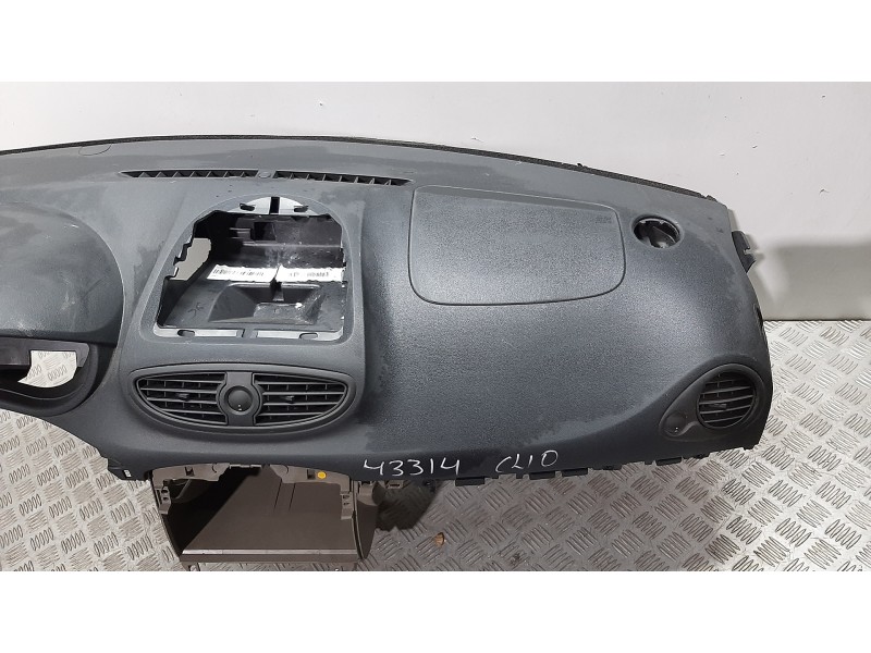 Recambio de salpicadero para renault clio iii confort dynamique referencia OEM IAM 8200884288  