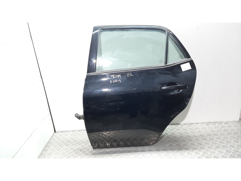 Recambio de puerta trasera izquierda para toyota auris live referencia OEM IAM  NEGRO 