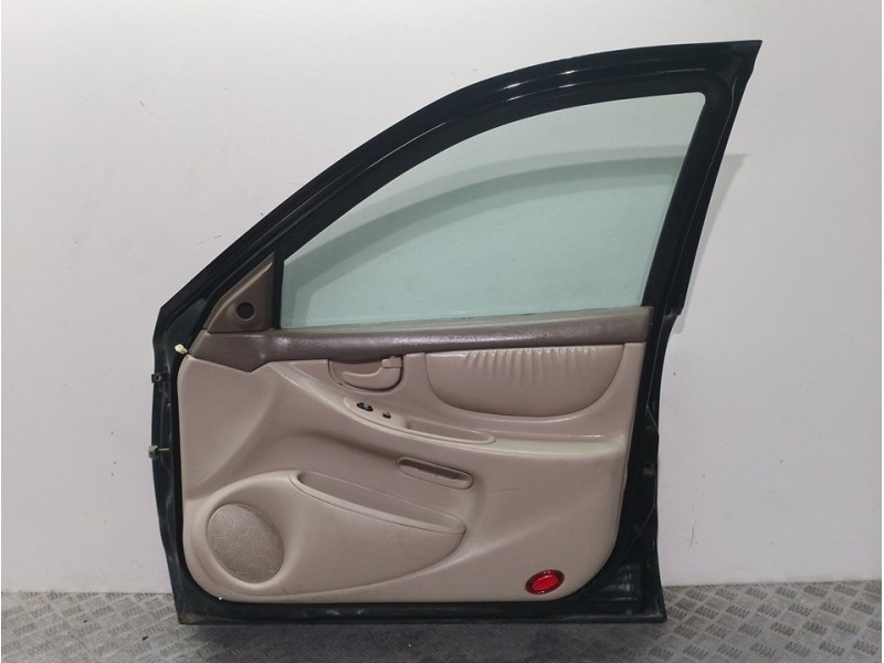Recambio de puerta delantera derecha para chevrolet alero 2.4 ltr piel referencia OEM IAM   NEGRO