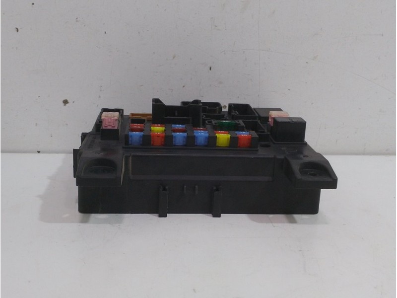 Recambio de caja reles / fusibles para citroën c-crosser exclusive referencia OEM IAM 8637A318  