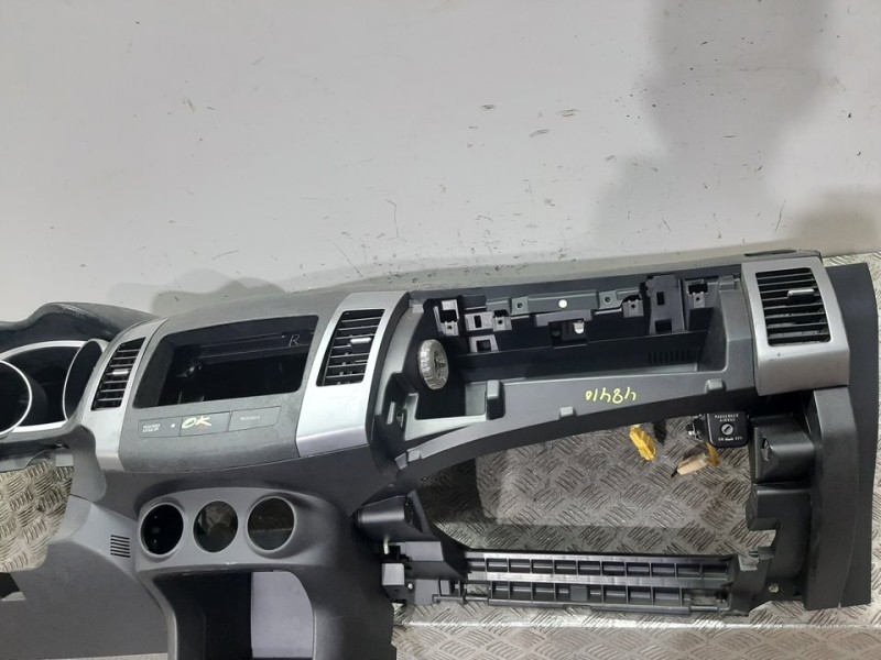Recambio de salpicadero para citroën c-crosser exclusive referencia OEM IAM 5870583  