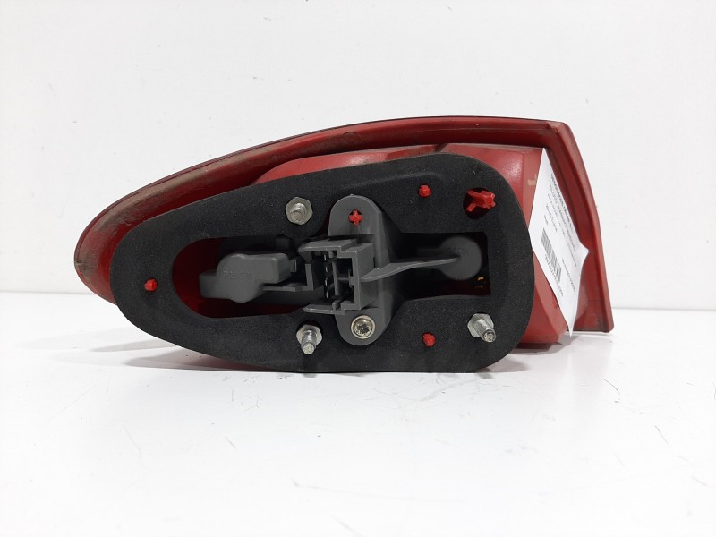 Recambio de piloto trasero derecho para alfa romeo 147 (190) 1.9 jtd distinctive referencia OEM IAM    Recambio de piloto trasero derecho para alfa romeo 147 (190) 1.9 jtd distinctive referencia OEM IAM