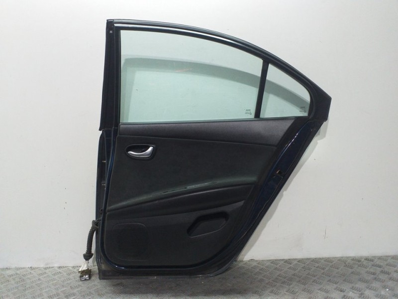 Recambio de puerta trasera derecha para nissan primera berlina (p12) acenta referencia OEM IAM 82100BA030 AZUL 
