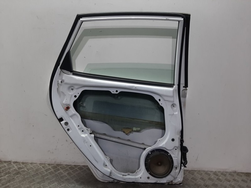 Recambio de puerta trasera izquierda para hyundai i30 comfort referencia OEM IAM 771112L010 BLANCO 