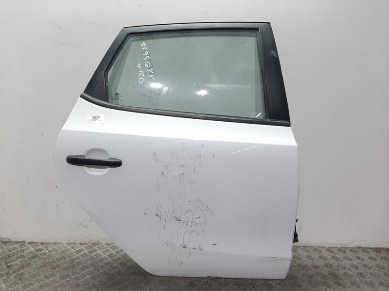 Recambio de puerta trasera derecha para hyundai i30 comfort referencia OEM IAM 771212L010 BLANCO 