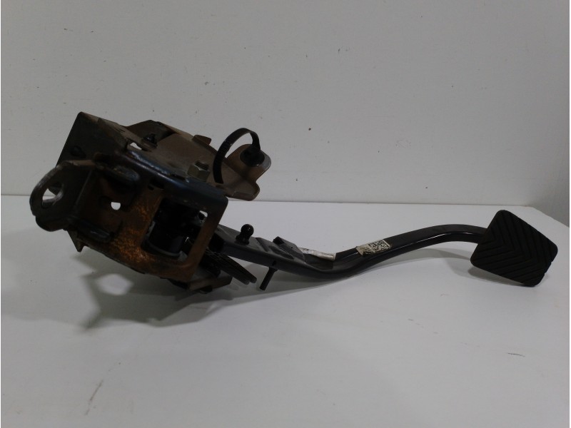Recambio de pedal embrague para hyundai kona essence 2wd referencia OEM IAM 32802J9100  